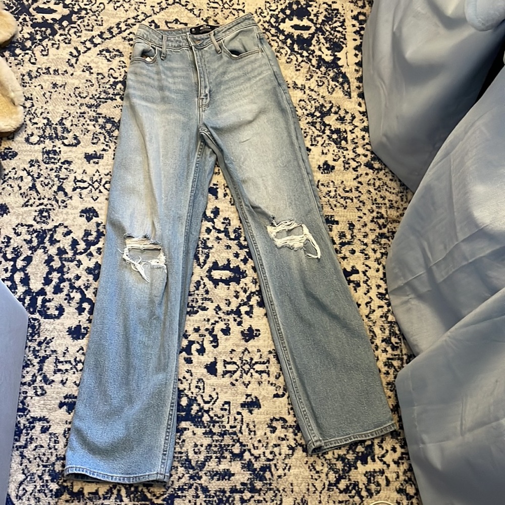 Hollister| Ultra High Rise Dad Jean| Size 24 (Fits like a size 26)